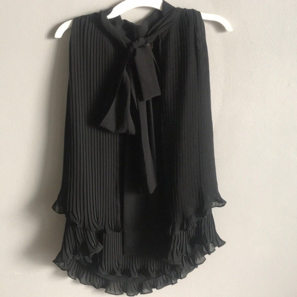 Gorgeous Flowing top with necktie